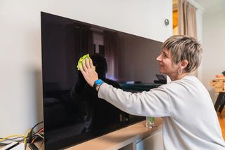 Chtěla jsem uklidit za televizí. To, co jsem tam našla, zničilo manželství po 30 letech